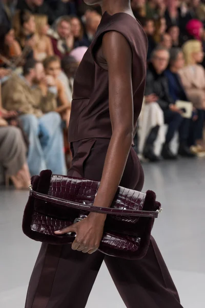 Look 25